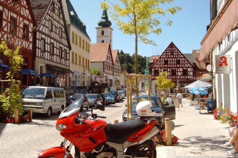 Hauptstraße Pottenstein mit dem Motorrad