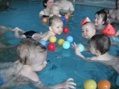 Kinder beim Schwimmen