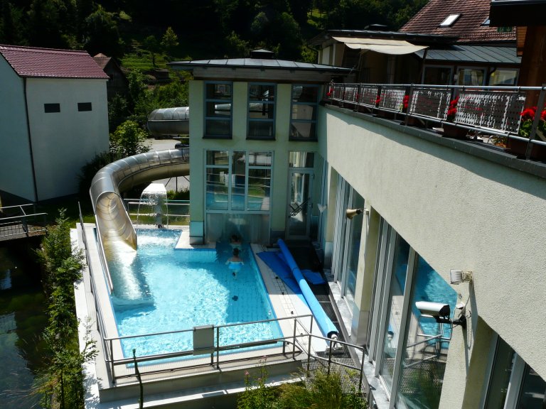 Blick auf die Außenrutsche und das Außenbecken