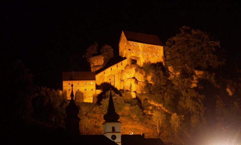 Burg bei Nacht